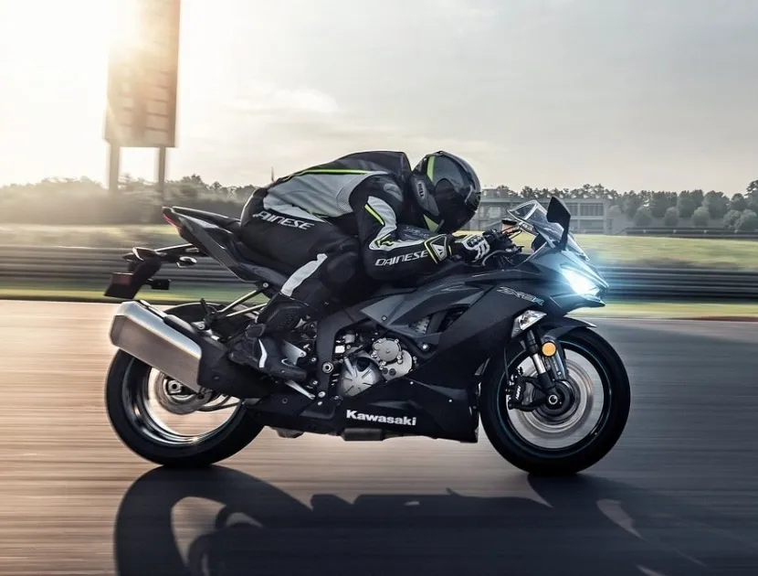 Motorista conduint una Kawasaki Ninja ZX-6R en un circuit