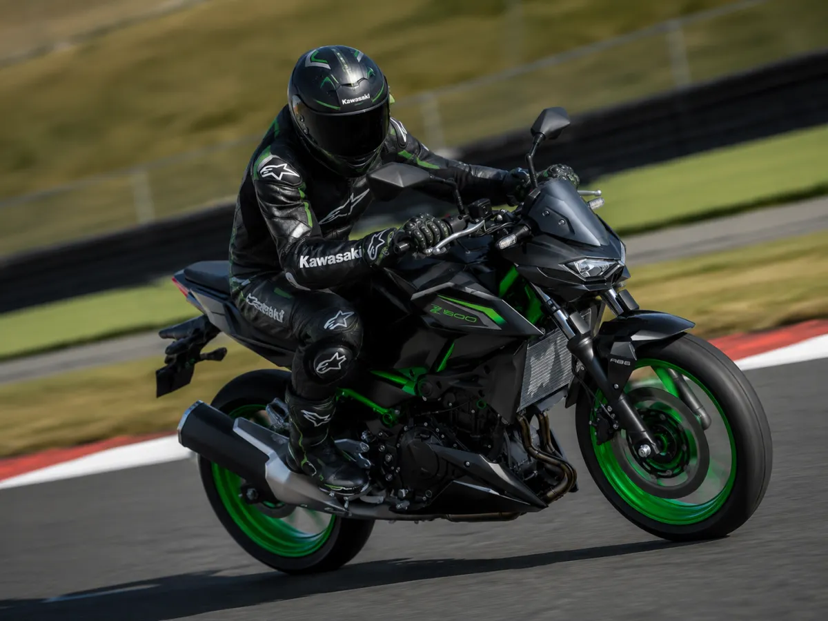 Motorista conduint una Kawasaki Z500 en un circuit