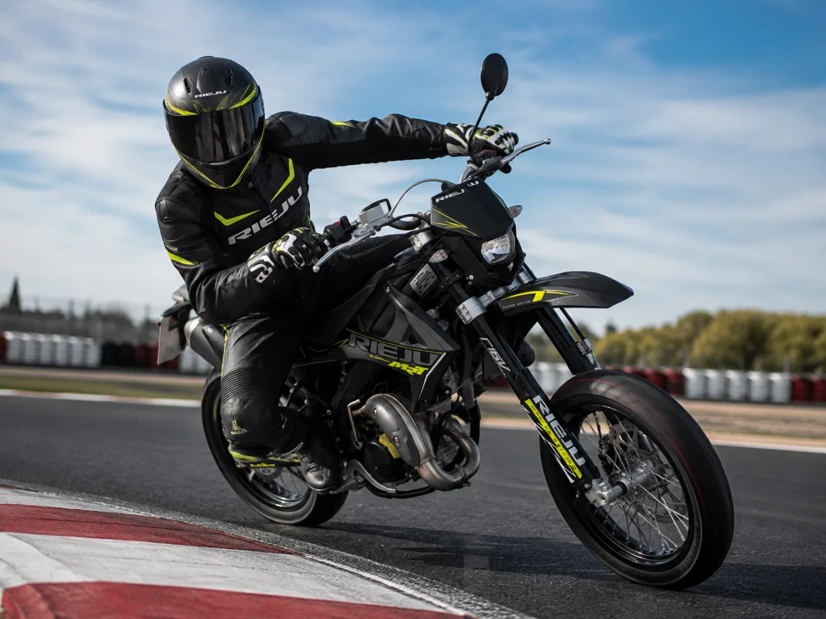 Alumne conduint un ciclomotor en un circuit