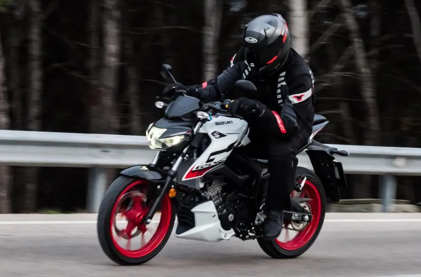 Alumne conduint una Suzuki GSX-S 125